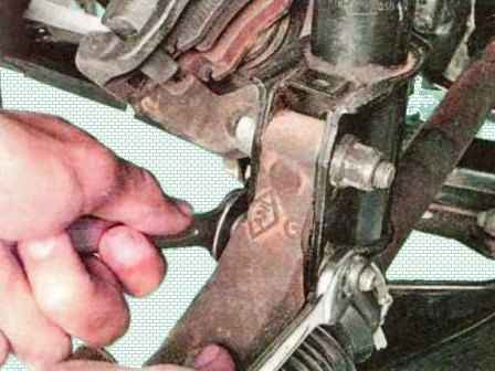 Replacing Renault Sandero front suspension parts and assemblies