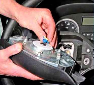 Cómo quitar la bolsa de aire del conductor de Renault Sandero