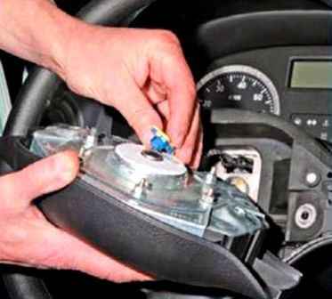 How to remove Renault Sandero driver airbag