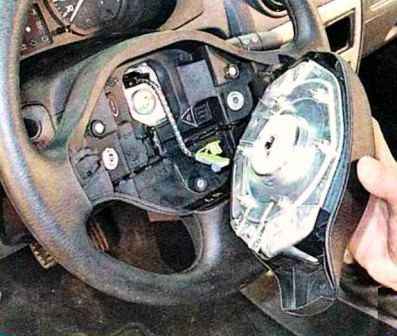 How to remove Renault Sandero driver airbag