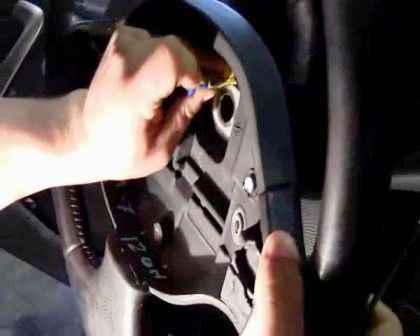 How to remove Renault Sandero steering wheel