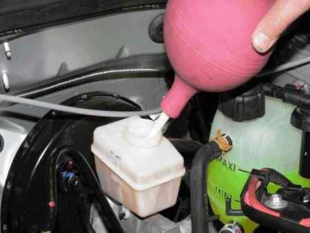 Replacing the brake master cylinder and vacuum booster for Renault Sandero