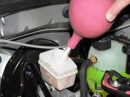 Reemplazo del cilindro maestro de freno y amplificador de vacío para Renault Sandero