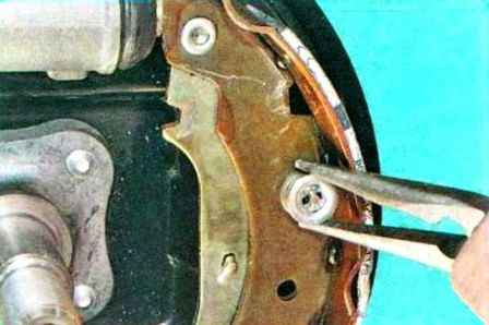 Renault Sandero rear wheel brake repair