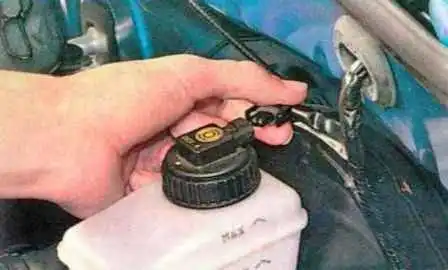 Reemplazo del cilindro maestro de freno y amplificador de vacío para Renault Sandero