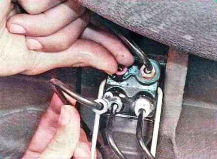 Replacing the brake pressure regulator