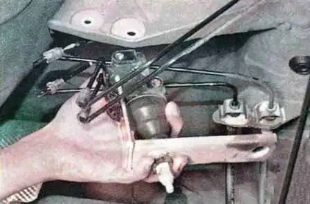 Replacing the brake pressure regulator