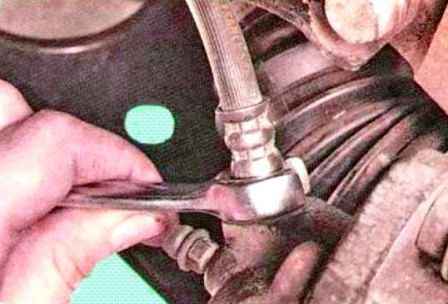 Replacing hoses and pipes of Renault Sandero brake system