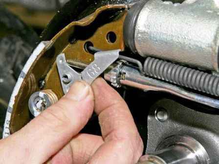 Renault Sandero rear wheel brake repair