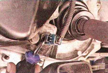 Removing Renault Sandero manual gearbox
