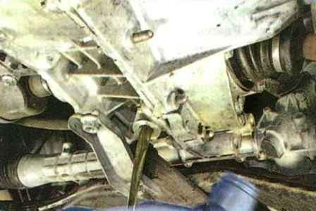 Removing Renault Sandero manual gearbox