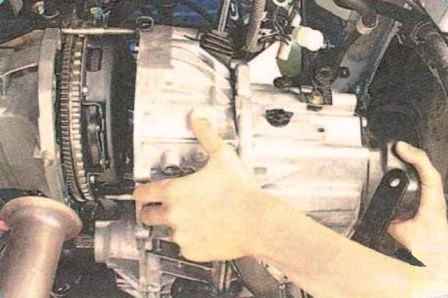 Removing the Renault Sandero manual gearbox
