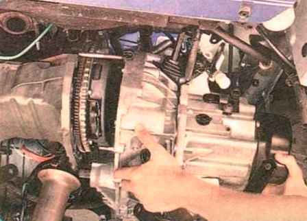 Extracción de la caja de cambios manual de un Renault Sandero