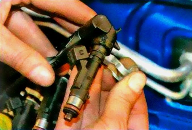Removing rail and fuel injectors for Renault Sandero