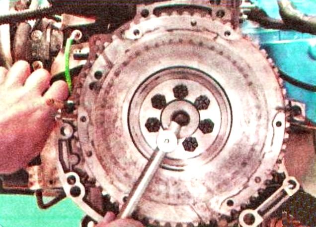 Removing and installing the Renault Sandero engine flywheel