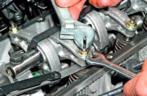 How to check and adjust Renault Sandero engine valves