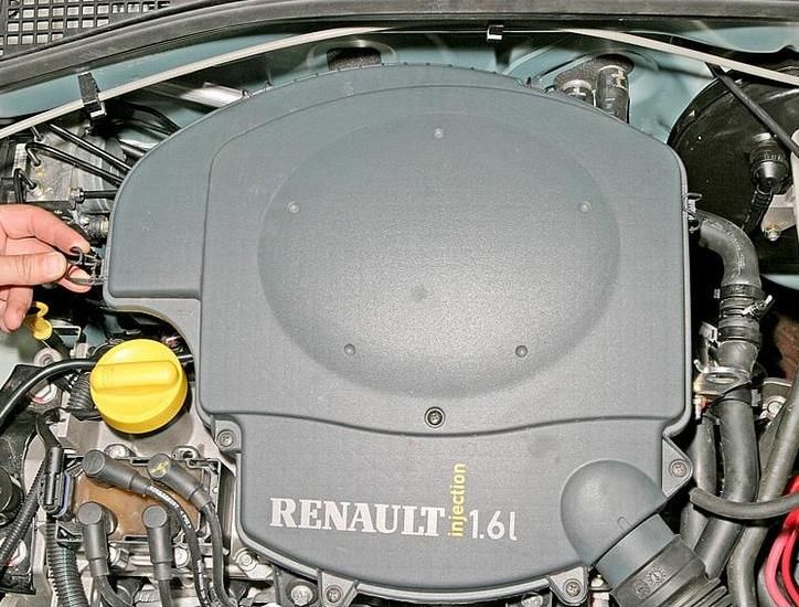 How to replace the Renault Sandero engine air filter element