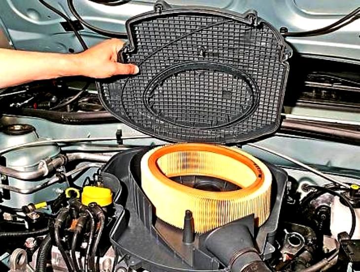 How to replace the air filter element of the Renault Sandero engine