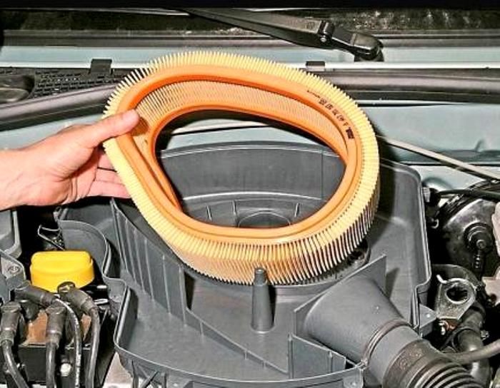 How to replace the air filter element of the Renault Sandero engine