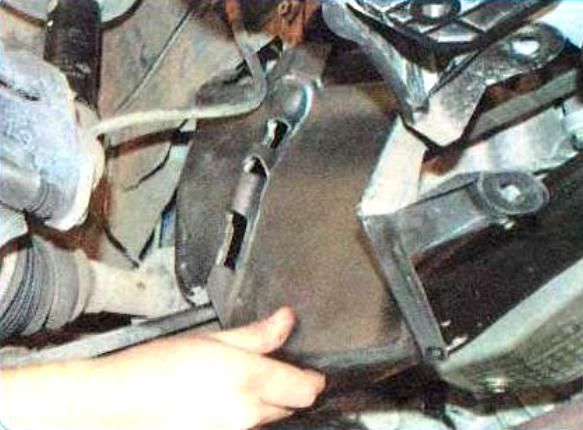 Renault Sandero қозғалтқышының қорғанысын және балшық қақпақтарын қалай алып тастауға болады