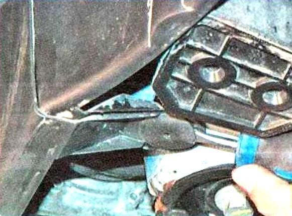 Renault Sandero қозғалтқышын қалай алып тастауға болады қорғаныс және балшық қақпақтары