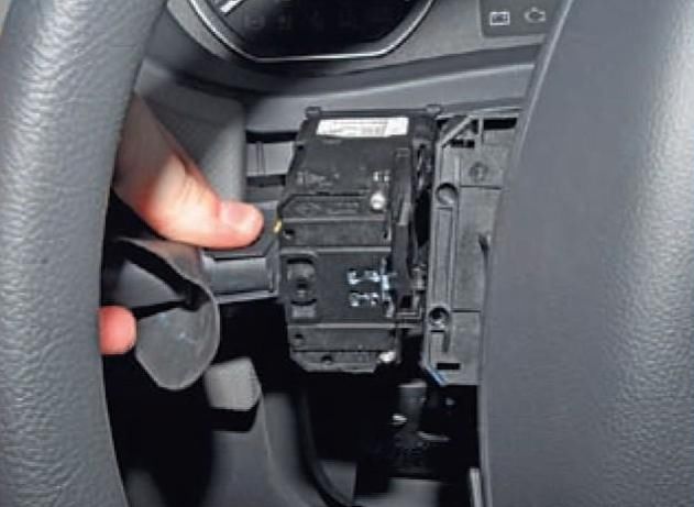 Removing and checking paddle shifters Renault Sandero
