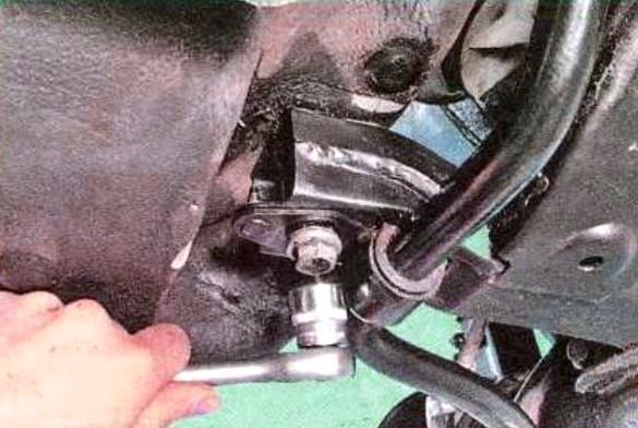 Removing and installing the Renault Sandero subframe