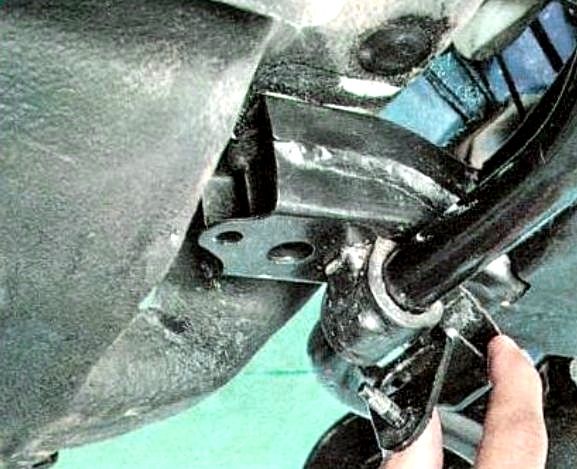 Replacement of Renault Sandero front suspension parts and assemblies