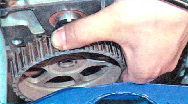 Как заменить сальник распределительного вала двигателя Рено Сандеро