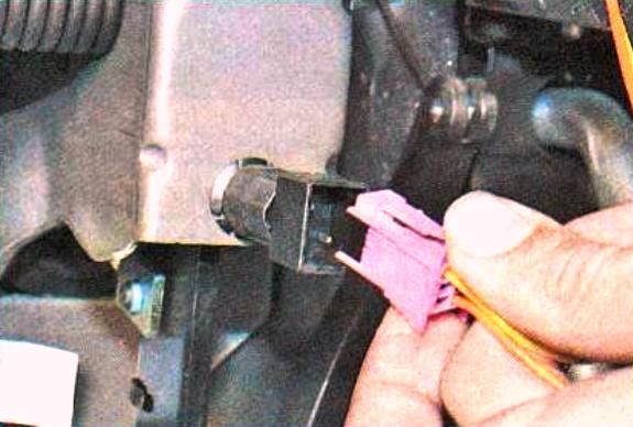 Replacement of Renault Sandero car sensors and switches