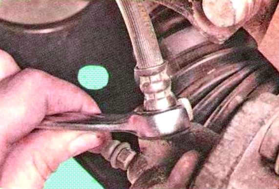 Replacement of hoses and tubes of the Renault Sandero brake system