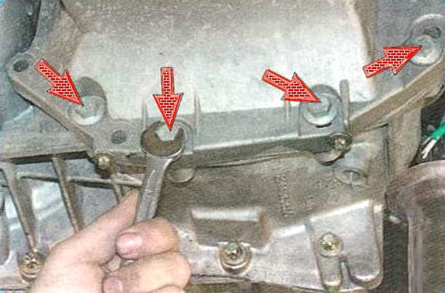Removing the Renault Sandero manual transmission