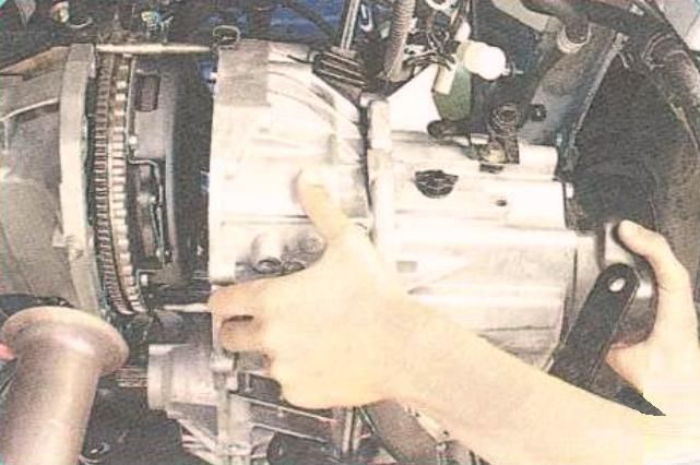 Removing Renault Sandero manual transmission
