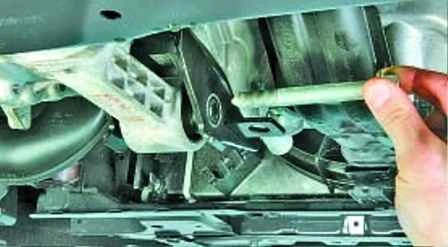 Cómo reemplazar los soportes del motor Hyundai Solaris de 2011