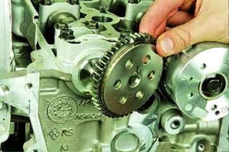 How to remove Hyundai Solaris engine camshafts