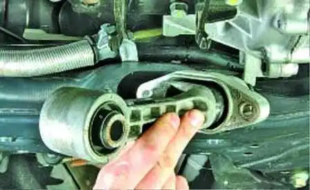 Cómo reemplazar los soportes de la planta de energía Hyundai Solaris 2011