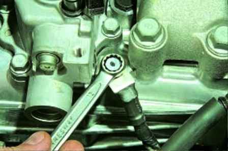 How to remove and install the Hyundai Solaris car engine