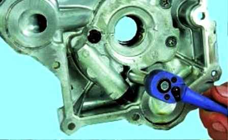 Removing and installing an oil pump for a Hyundai Solaris engine