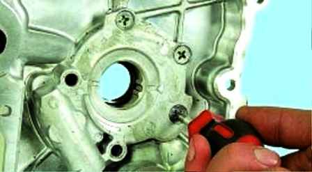 Removing and installing an oil pump for a Hyundai Solaris engine