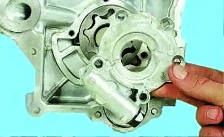 Extracción e instalación de una bomba de aceite para un motor Hyundai Solaris