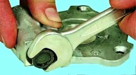 Extracción e instalación de una bomba de aceite para un motor Hyundai Solaris