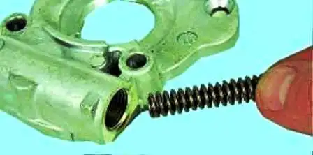 Extracción e instalación de una bomba de aceite para un motor Hyundai Solaris