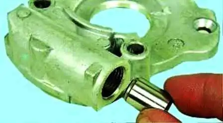 Extracción e instalación de una bomba de aceite para un motor Hyundai Solaris