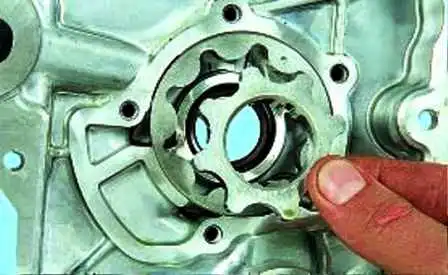 Extracción e instalación de una bomba de aceite para un motor Hyundai Solaris