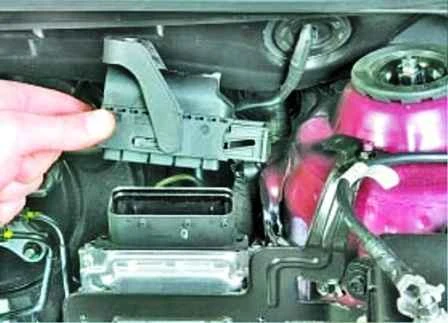 Cómo reemplazar los soportes del motor Hyundai Solaris de 2011