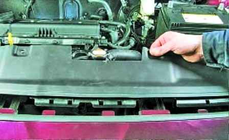 How to remove the Hyundai Solaris engine radiator