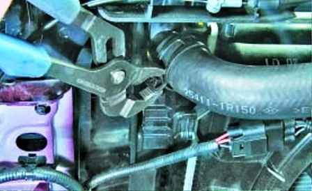 How to remove the Hyundai Solaris engine radiator