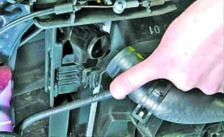 How to remove the Hyundai Solaris engine radiator