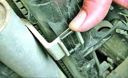 How to remove the Hyundai Solaris engine radiator