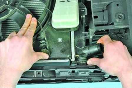 How to remove the Hyundai Solaris engine radiator